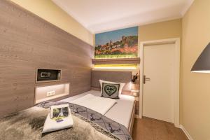 1 dormitorio con 1 cama y una pintura en la pared en Lichtenhainer Wasserfall, en Lichtenhain