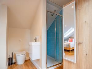 Phòng tắm tại Exquisite Renovation in Central Location with Garden and Parking +28 ảnh