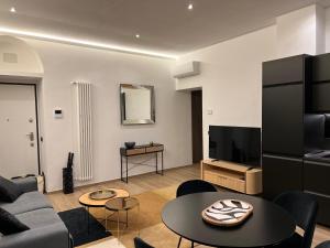 sala de estar con sofá y mesa en Luxury apartment Navigli, en Milán