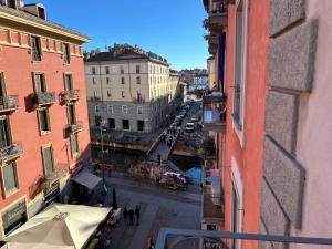 Blick auf eine Stadtstraße von einem Gebäude in der Unterkunft Luxury apartment Navigli in Mailand