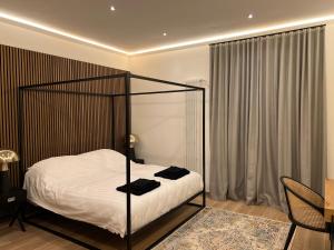 Dormitorio con cama con dosel negra en una habitación en Luxury apartment Navigli, en Milán