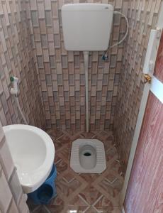 Bathroom sa Mombo Maasai Culture Homestay