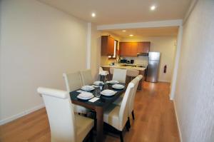 comedor y cocina con mesa y sillas en 11 Suites - Sunrise Horizon Suite en Lárnaca