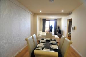 comedor con mesa y sillas y sala de estar en 11 Suites - Sunrise Horizon Suite en Lárnaca