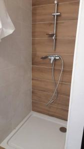 eine Dusche mit einem Schlauch im Bad in der Unterkunft Ô'BEL AIR in Azur
