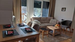 Apartman Kiara في ديفشيبار: غرفة معيشة مع أريكة وطاولة