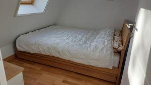 سرير أو أسرّة في غرفة في Apartman Kiara