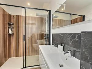 Ванная комната в Appart Hotel Spa Perpignan