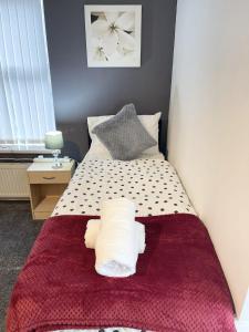 ein Schlafzimmer mit einem Bett mit einer roten Decke in der Unterkunft Beautiful Mordern Apartment with Bathroom in Seacombe