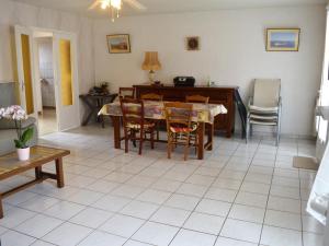 uma sala de estar com mesa e cadeiras em Maison Argelès-sur-Mer, 3 pièces, 7 personnes - FR-1-225-789 em Argelès-sur-Mer