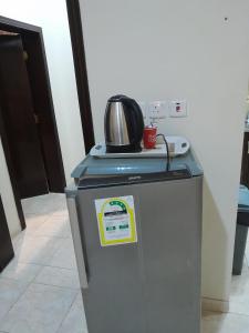 a trash can with a toaster on top of it at دارك2 in Yanbu