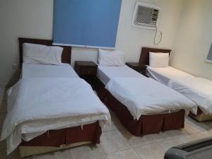 a room with two beds and a air conditioner at دارك2 in Yanbu