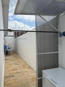una vista desde el interior de un garaje con una ventana en Nox Temporada - Casa com Piscina e Churrasqueira, en Caruaru