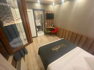 Postel nebo postele na pokoji v ubytování Dolce Vita Suite Hotel