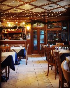 ein Restaurant mit Tischen und Stühlen und eine Bar in der Unterkunft Hotel La Piazzetta in Vidiciatico