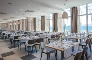 Bluesun Hotel Jadran餐厅或其他用餐的地方