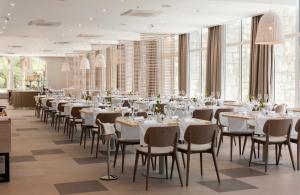 Bluesun Hotel Jadran餐厅或其他用餐的地方