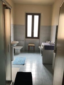 a bathroom with a tub and a toilet and a sink at Stanca incantevole a Firenze in Florence