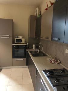 a small kitchen with a sink and a microwave at Stanca incantevole a Firenze in Florence