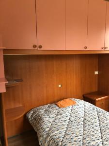 a bedroom with a bed and some cabinets at Stanca incantevole a Firenze in Florence