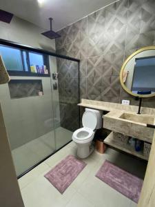 La salle de bains est pourvue d'une douche, de toilettes et d'un miroir. dans l'établissement Casa de Campo Luz da Lua, à São Roque