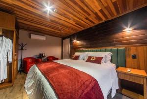 ein Schlafzimmer mit einem großen Bett in einem Zimmer in der Unterkunft Bourbon Serra Gaúcha Divisa Resort in São Francisco de Paula
