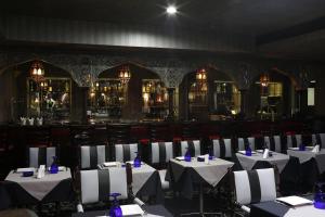 Um restaurante ou outro lugar para comer em Broadway Hotel