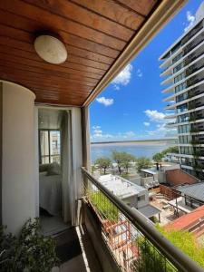een balkon van een gebouw met uitzicht op de oceaan bij Apartamento Torre Costanera 2 Bitcoins House in Corrientes