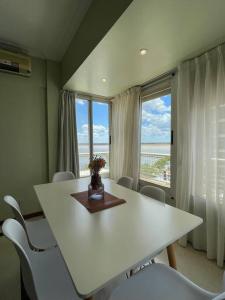 een eetkamer met een witte tafel en stoelen bij Apartamento Torre Costanera 2 Bitcoins House in Corrientes