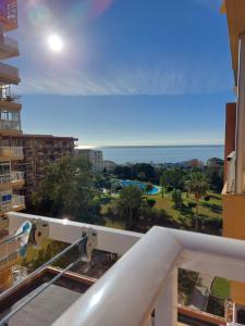 einen Blick vom Balkon eines Gebäudes in der Unterkunft Aguila in Benalmádena