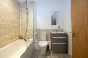 ein Bad mit einem WC, einem Waschbecken und einer Dusche in der Unterkunft Contractors Accommodation NHS Temporary Relocation Weekly Monthly Rates Manchester 2 Bed Apartment in Manchester