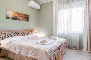 - une chambre avec un grand lit et des serviettes dans l'établissement Sailing Ships Cozy flat x5 with balcony, à La Spezia