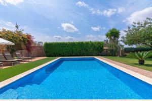 una piscina nel cortile di una casa di Villa Sanchez a Campos