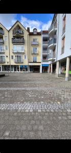 um parque de estacionamento vazio em frente a um grande edifício em LaDolceVita - 100m2 Apartment in Zentraler Lage em Olching