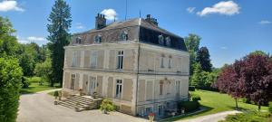Κήπος έξω από το Big 4 bedroom property in the grounds of a Chateau