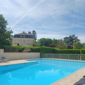 Πισίνα στο ή κοντά στο Big 4 bedroom property in the grounds of a Chateau
