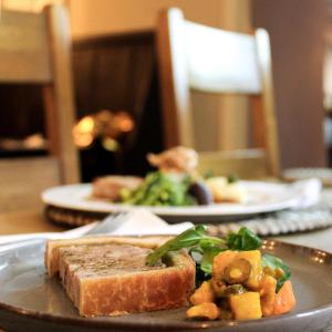 巴里的住宿－Fox And Hounds Llancarfan，桌上一盘带面包和蔬菜的食物