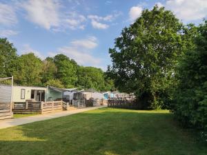 a yard with a row of mobile homes at Cozy Tiny SolHouse 7 - Near Groningen - 5 Star Location in Kropswolde