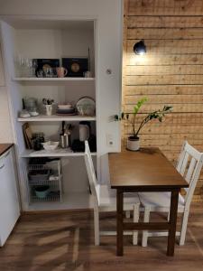 stół jadalny i krzesła w kuchni w obiekcie Old Town Apartment w mieście Valga