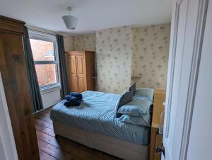 Giường trong phòng chung tại Lavender House Weymouth