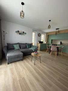- un salon avec un canapé et une table dans l'établissement Urban Alexa Home, à Braşov