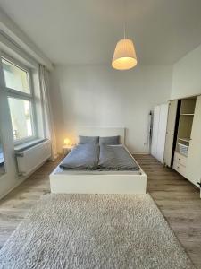 מיטה או מיטות בחדר ב-Altbauwohnung mit 2 Balkonen