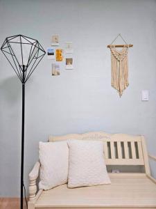 biały pokój z ławką i lampą w obiekcie macity w mieście Inczon