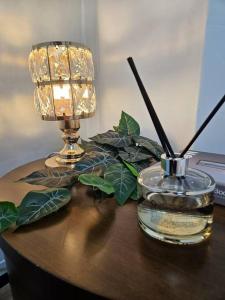 una mesa con una lámpara y una planta en ella en macity en Incheon