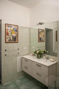 W łazience znajduje się umywalka i lustro. w obiekcie Villa Margi w mieście Vico Equense