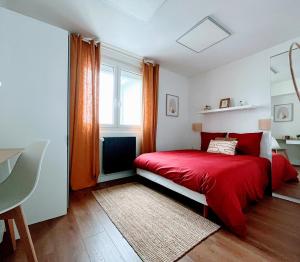 a bedroom with a red bed and a window at 80 m² moderne au calme à 1 min du tramway ligne A in Mérignac