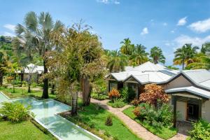 ein Haus mit einem Pool vor einem Hof in der Unterkunft Palm Beach Resort & Spa in Ambondrona