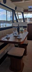 Bartkowa-Posadowa的住宿－Jacht łódź Northman 1200-elektryczny，餐厅里一张桌子,上面放着酒杯