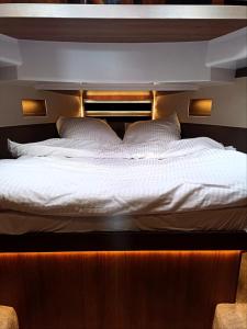 Bartkowa-Posadowa的住宿－Jacht łódź Northman 1200-elektryczny，一张大白色的床铺,房间光线充足