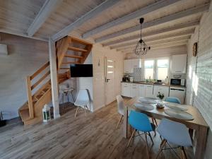 cocina y comedor con mesa y sillas en Comfortable holiday homes for 7 people, Niechorze, en Niechorze